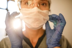 professionnelle de la santé portant un masque