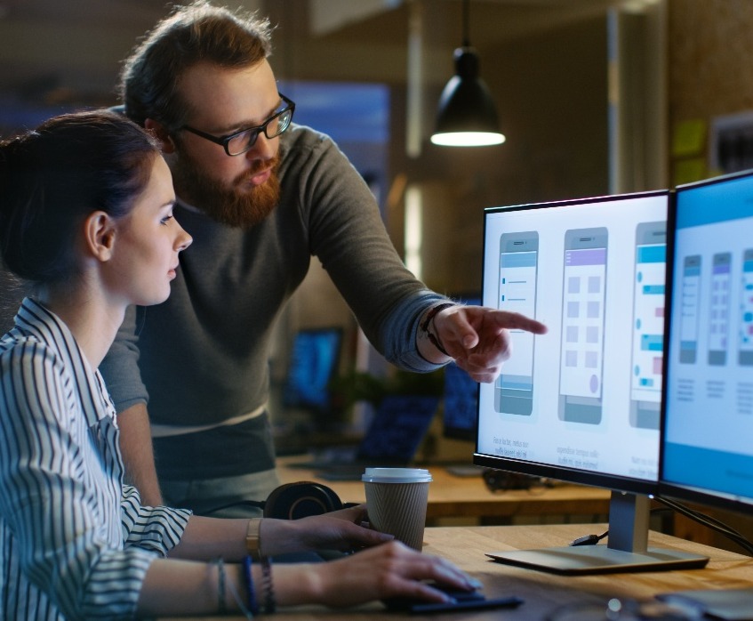 deux collègues travaillant sur un site web