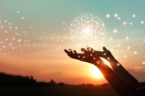 mains sous des lumières représentant la technologie