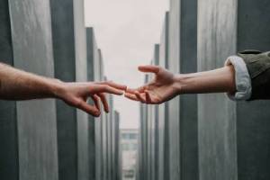 deux mains se touchant du bout des doigts