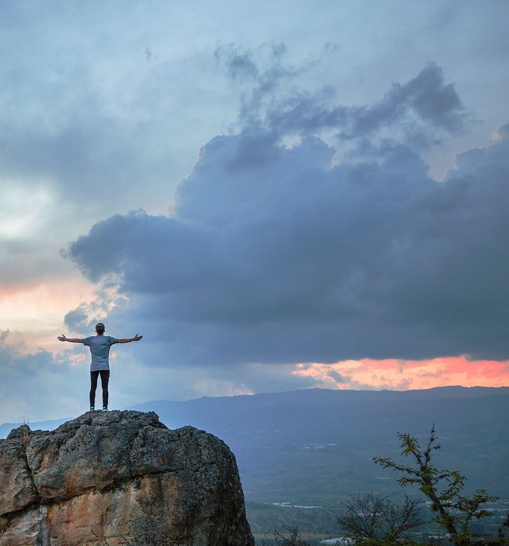 homme devant un paysage