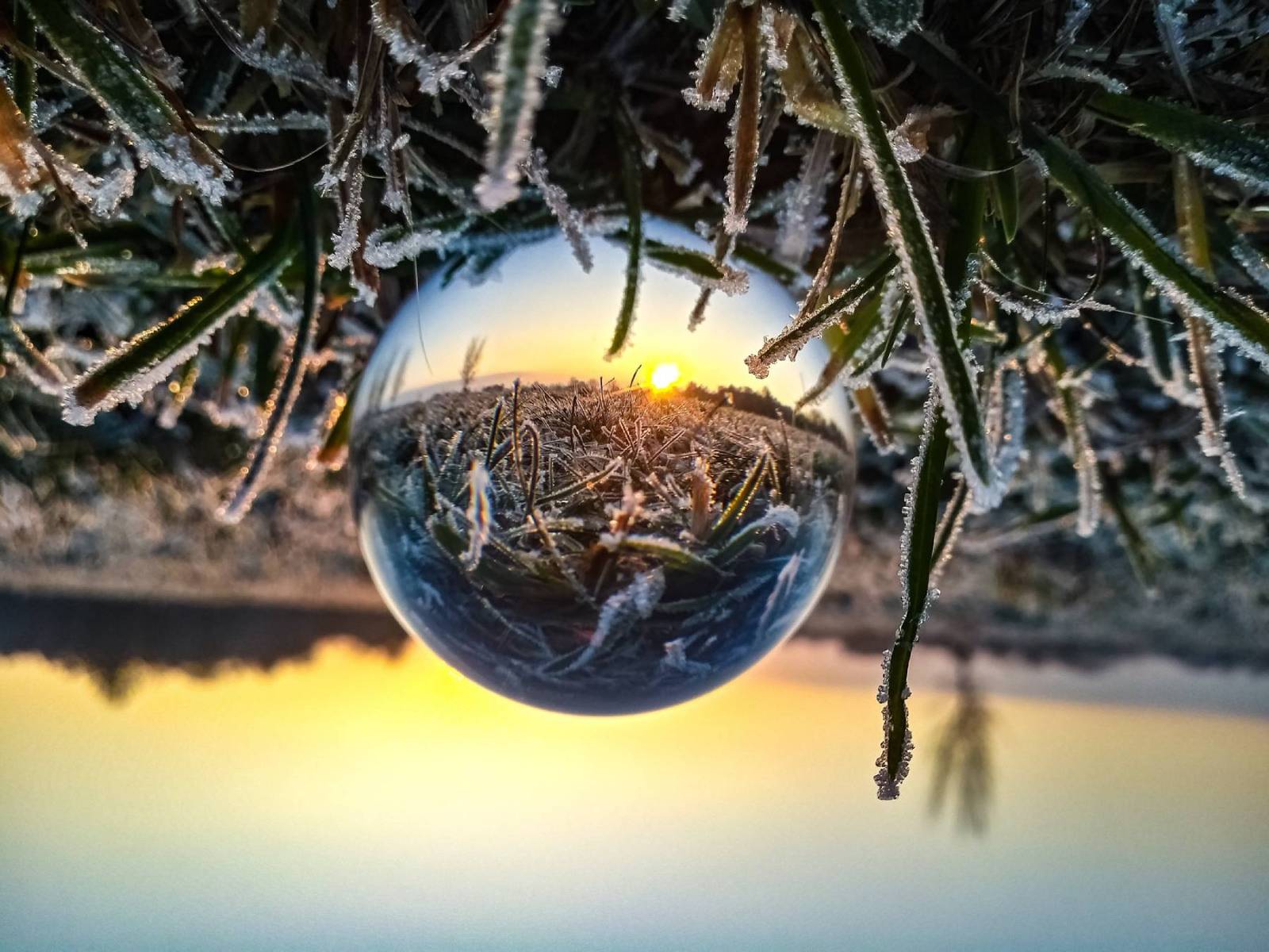 boule d'eau avec reflet de l'horizon