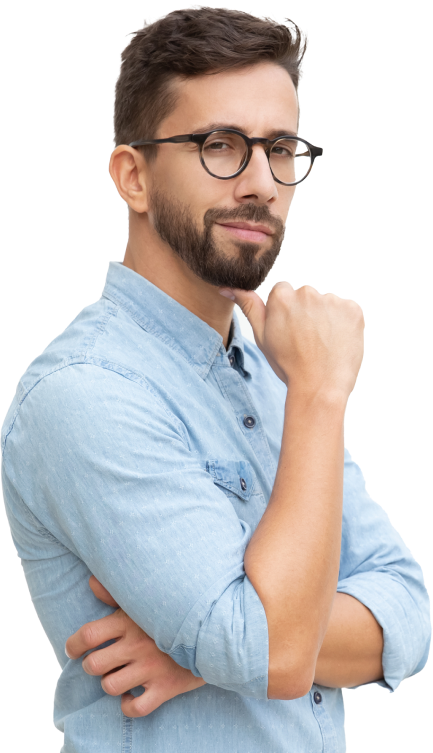 Homme croisant les bras et regardant vers le lecteur