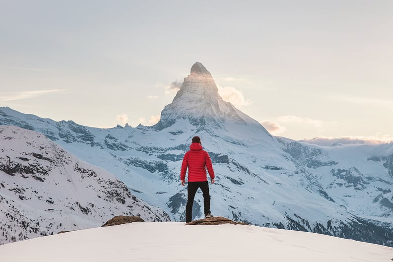 homme regardant un paysage