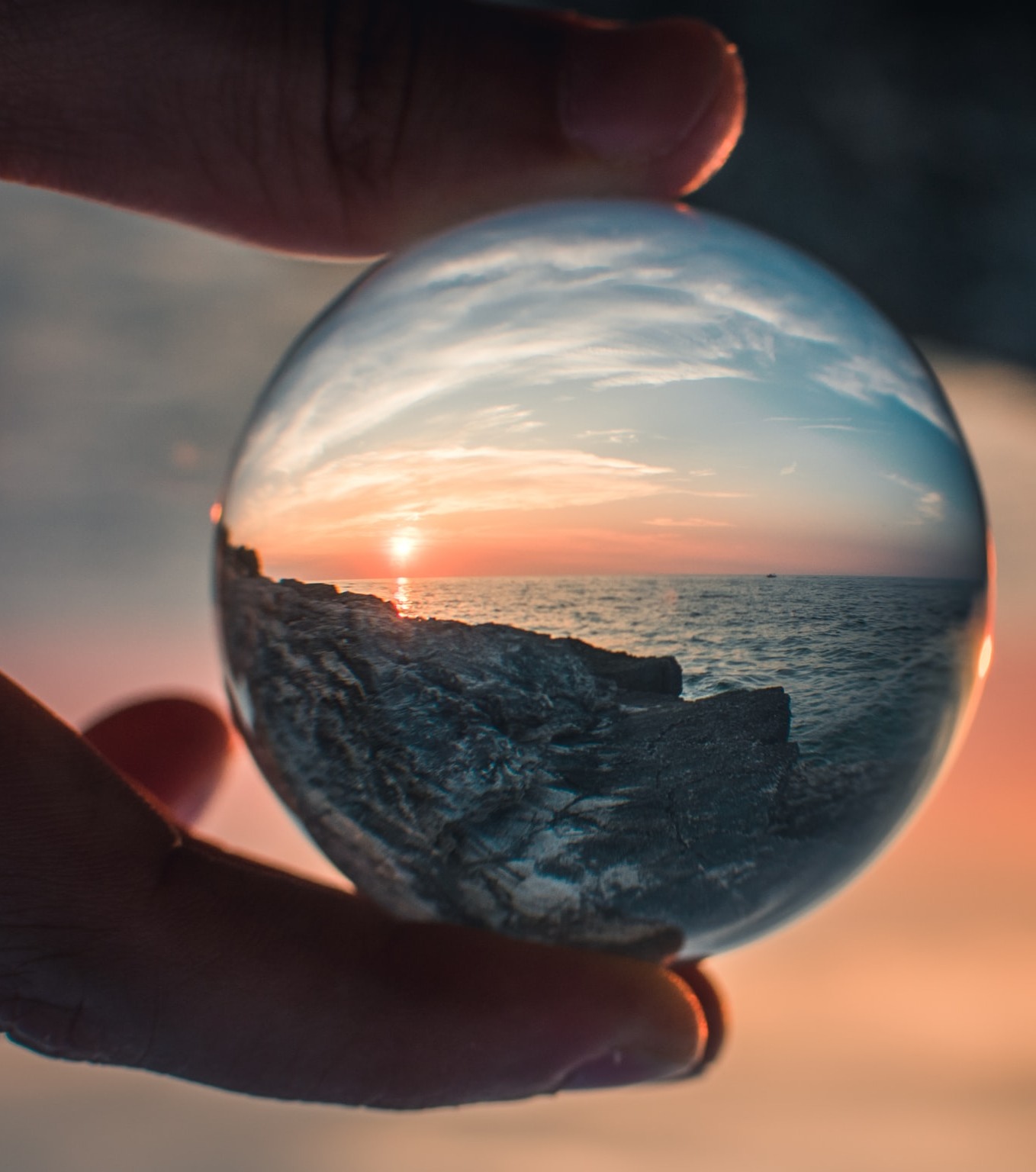 boule d'eau dans laquelle on peut apercevoir un paysage.
