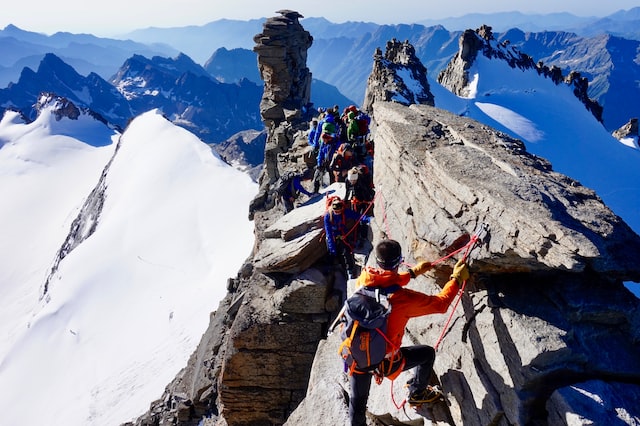 équipe d'alpinistes atteignant un sommet