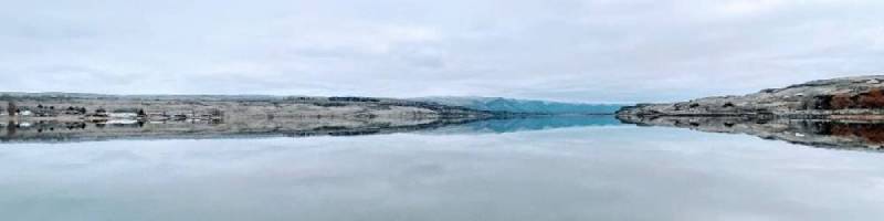 horizon montagneux se reflétant sur de l'eau